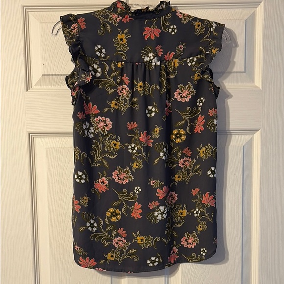 LOFT XS Floral Ruffle Henley Shell Sleeveless Top Grey Floral - Picture 6 of 6